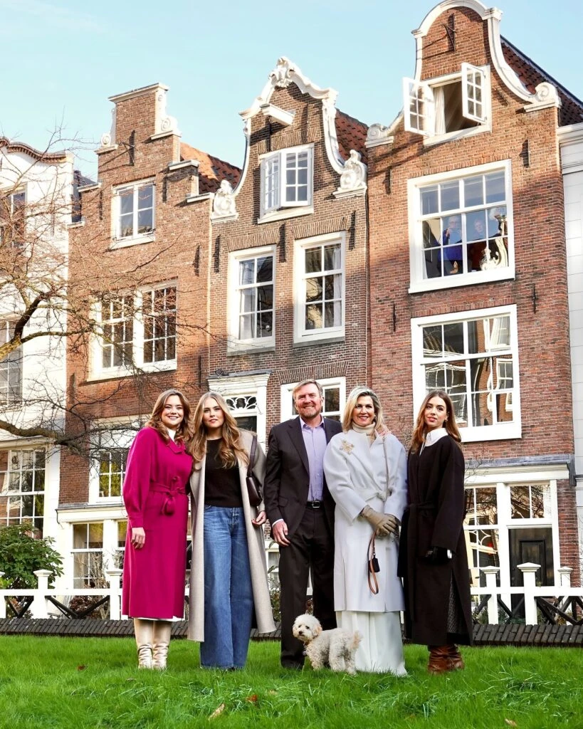 Máxima y sus hijas muestran los abrigos tendencia del invierno 2025 en la foto navideña familiar