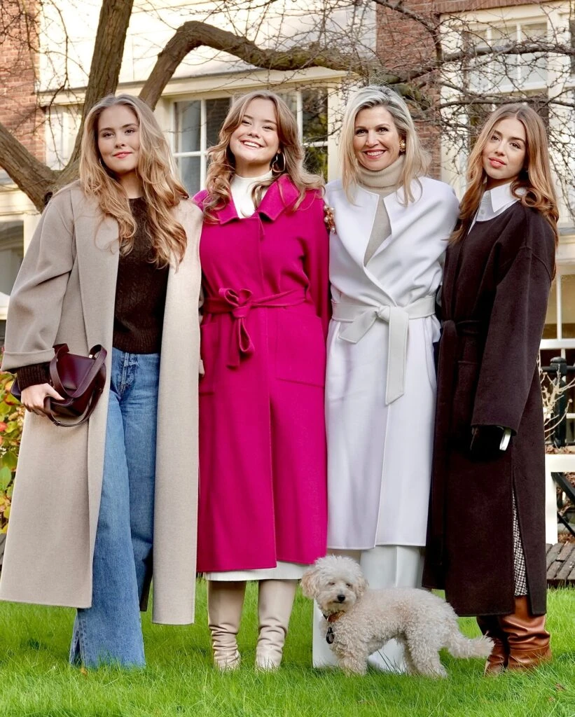 Máxima y sus hijas muestran los abrigos tendencia del invierno 2025 en la foto navideña familiar