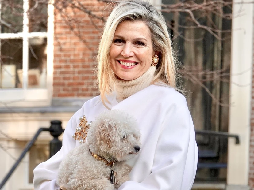 Máxima y sus hijas muestran los abrigos tendencia del invierno 2025 en la foto navideña familiar