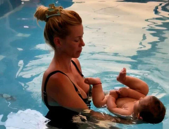 Qué es la matronatación, el deporte que Nicole Neumann comenzó a practicar con Cruz Urcera, su bebé