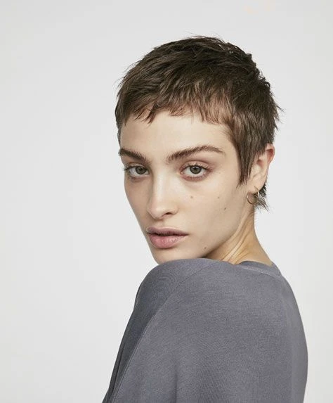 El corte pixie con micro flequillo marca tendencia en el street style