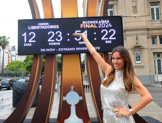 Así fue el look shiny de Pampita para un evento al aire libre