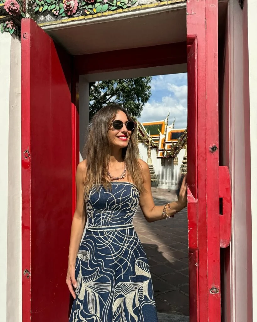 Pampita deslumbró con un vestido estampado en Tailandia