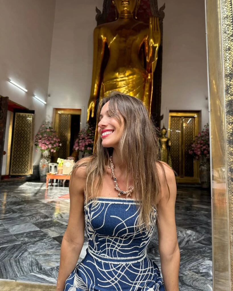 Pampita deslumbró con un vestido estampado en Tailandia