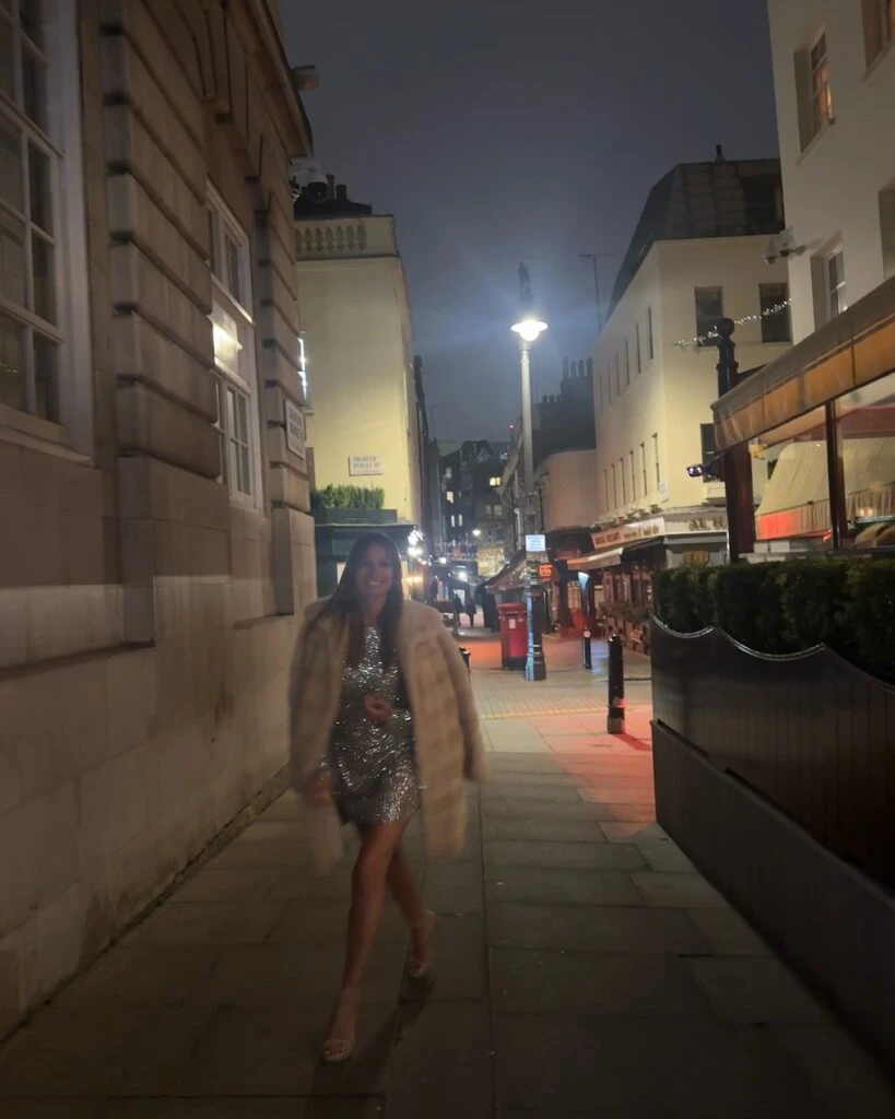 Pampita llevó un look de noche con una impronta muy Carrie Bradshaw  