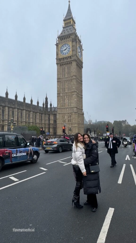 Pampita recorrió Londres con un lujoso look anti frío