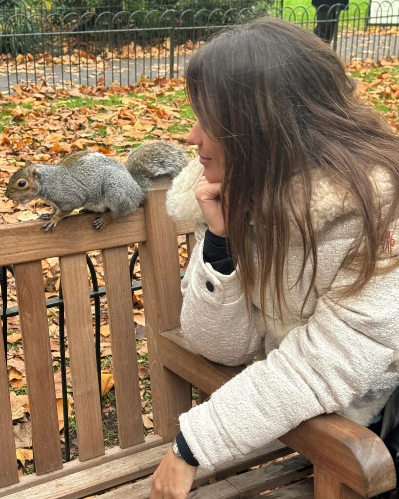 Pampita recorrió Londres con un lujoso look anti frío
