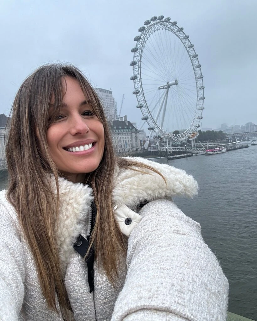 Pampita recorrió Londres con un lujoso look anti frío