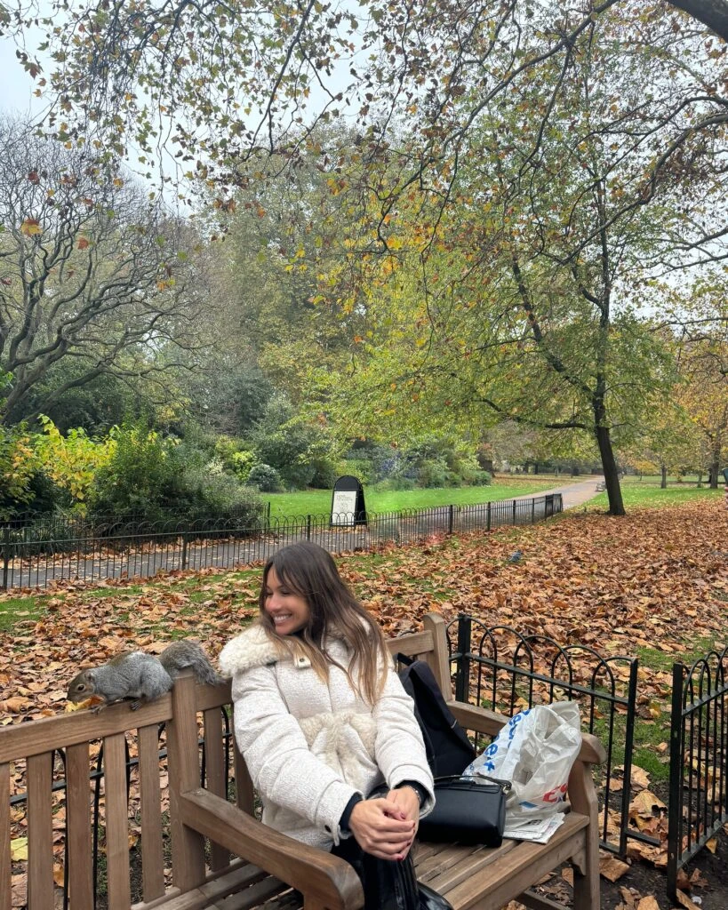 Pampita recorrió Londres con un lujoso look anti frío