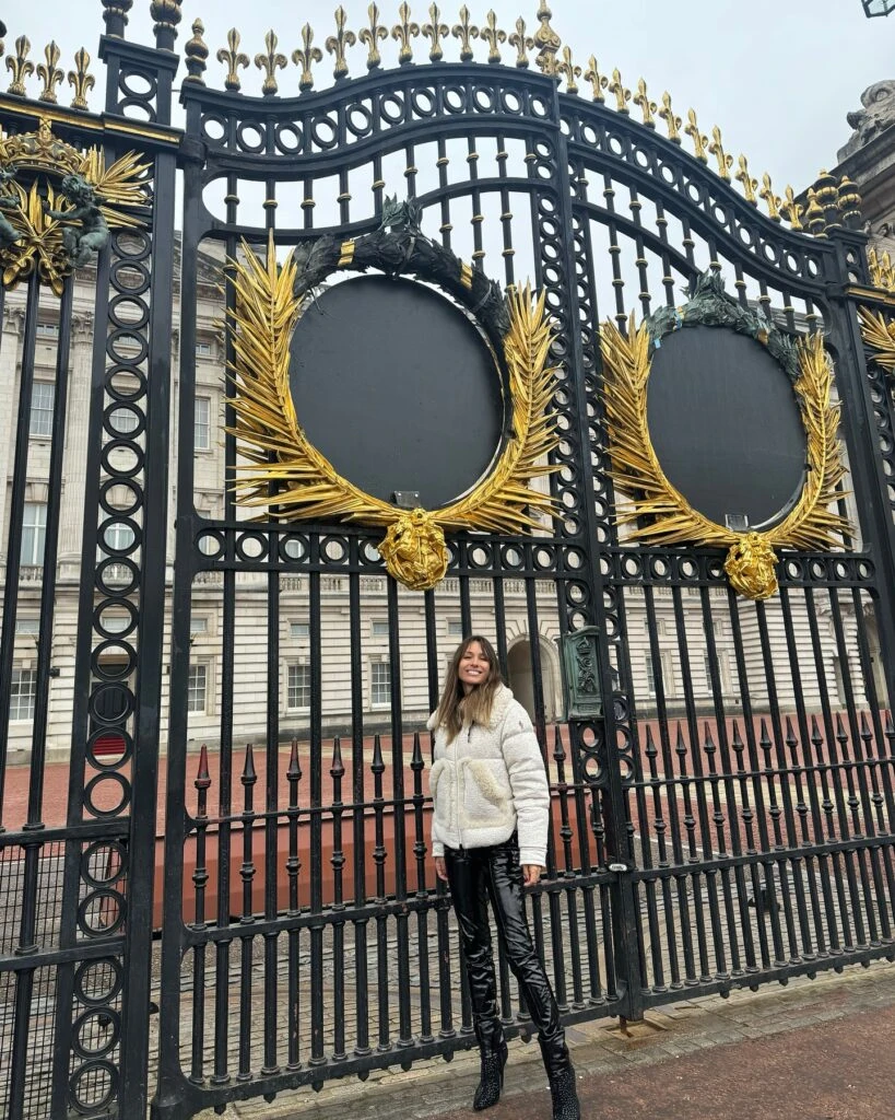 Pampita recorrió Londres con un lujoso look anti frío