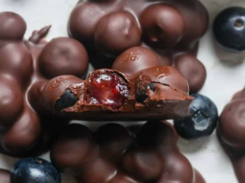 Postre fit de chocolate y arándanos la receta viral que lleva 3 ingredientes