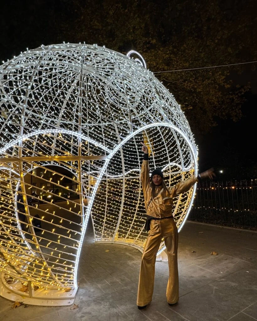 El look metalizado de alto impacto de Pampita en Londres