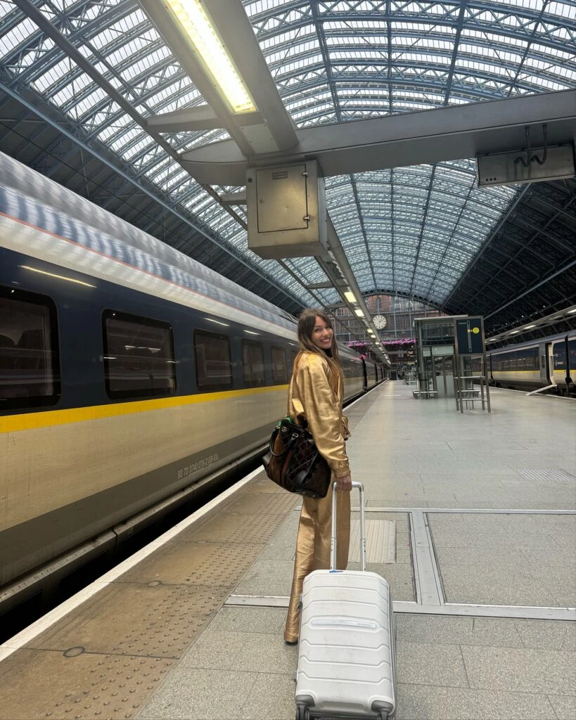 El look metalizado de alto impacto de Pampita en Londres