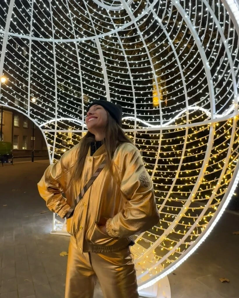 El look metalizado de alto impacto de Pampita en Londres