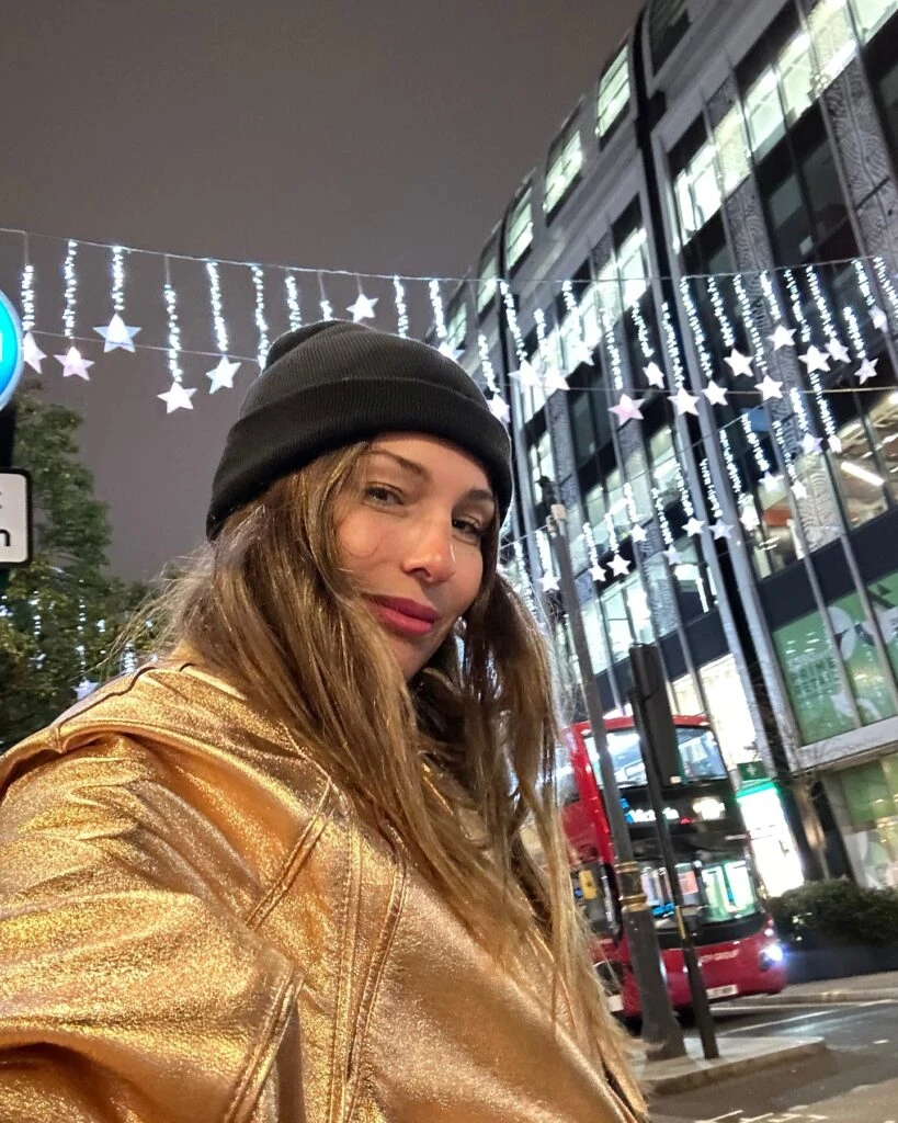 El look metalizado de alto impacto de Pampita en Londres