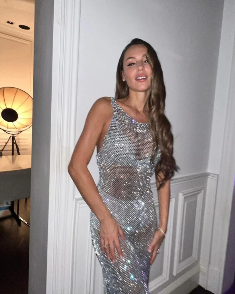 El look color plata de Pampita en una gala