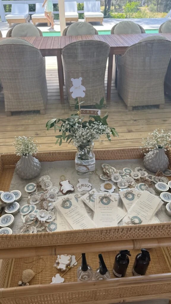 Nicole Neumann mostró la torta, el salón y el candy bar del bautismo de Cruz