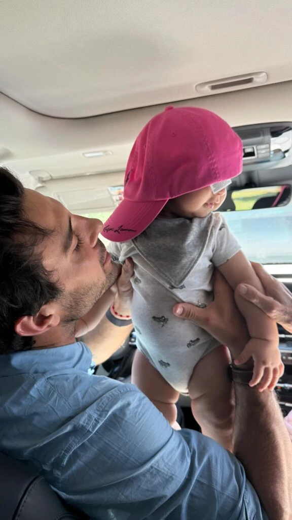 Manu Urcera con su hijo, rumbo a Uruguay