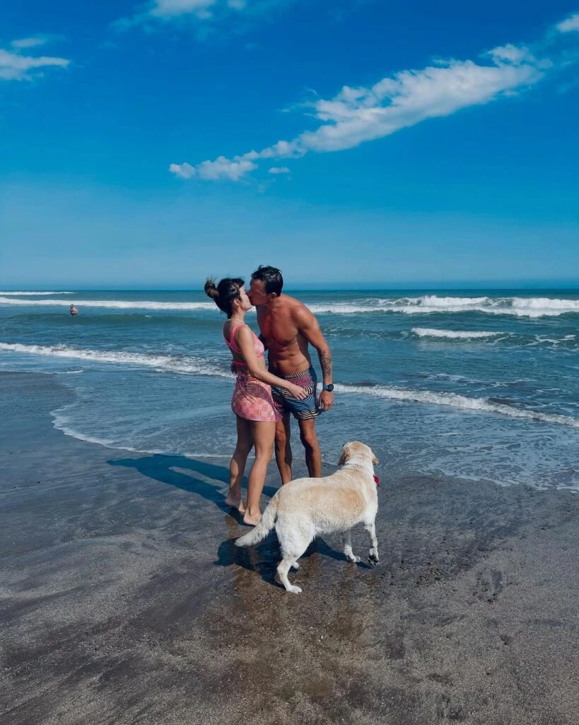 Gime Accardi y Nico Vázquez junto a su perra