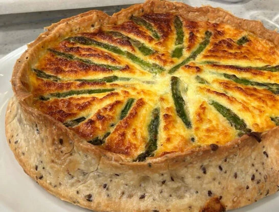 Tarta de espárragos: la receta fácil y práctica de Escuela de cocina, ideal para que los chicos coman verduras