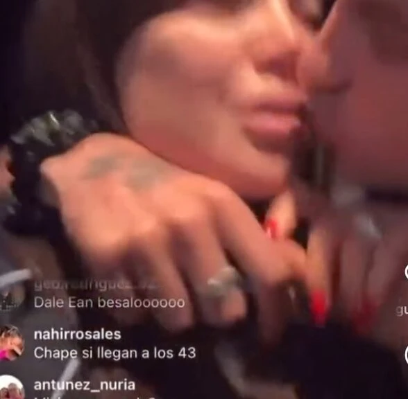 Wanda Nara a los besos con L-gante en un vivo