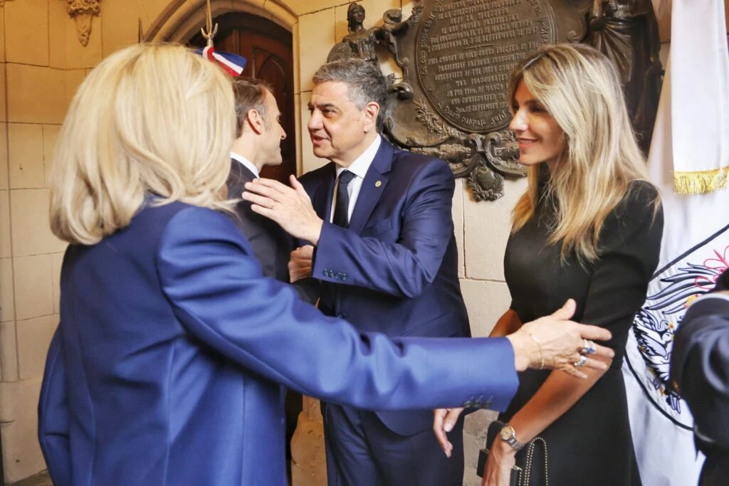 Emmanuel y Brigitte Macron recibe la llave de la ciudad de. manos de Jorge Macri y su esposa, Belén Ludueña