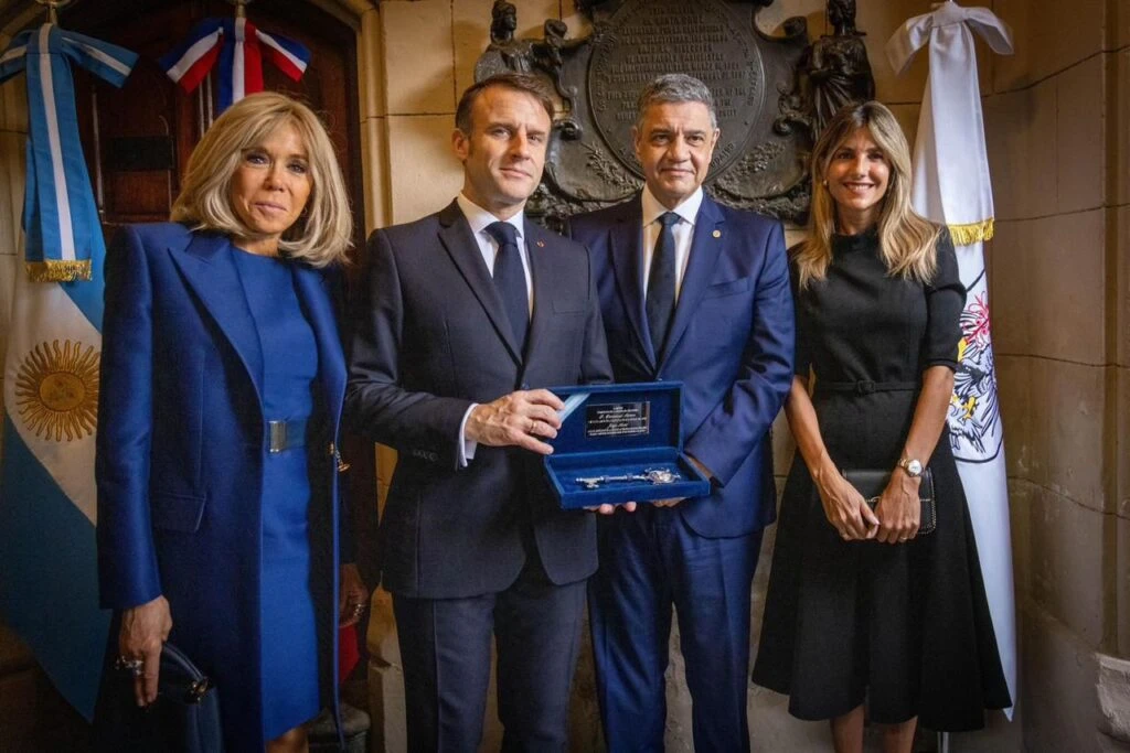 Emmanuel y Brigitte Macron recibe la llave de la ciudad de. manos de Jorge Macri y su esposa, Belén Ludueña