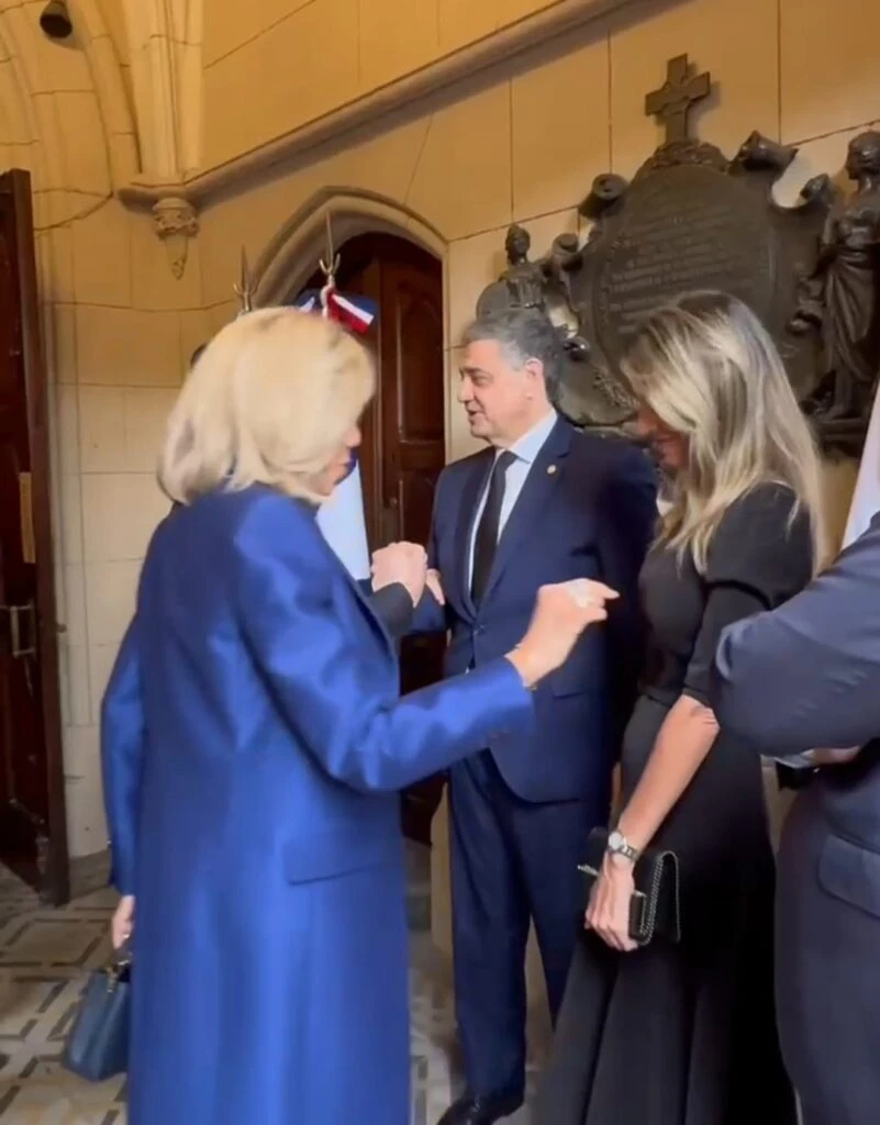 El momento en el cual Brigitte Macron elogia el vestido de Belén Ludueña