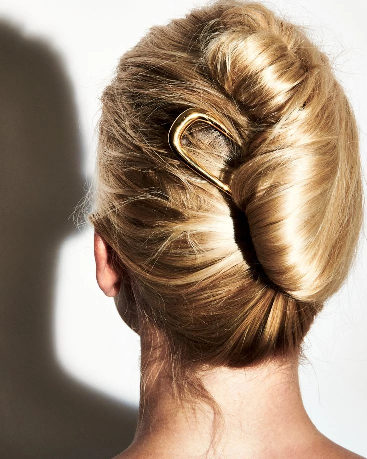 Adiós broche, hola horquilla francesa: así se lleva el accesorio de pelo que es furor en Europa