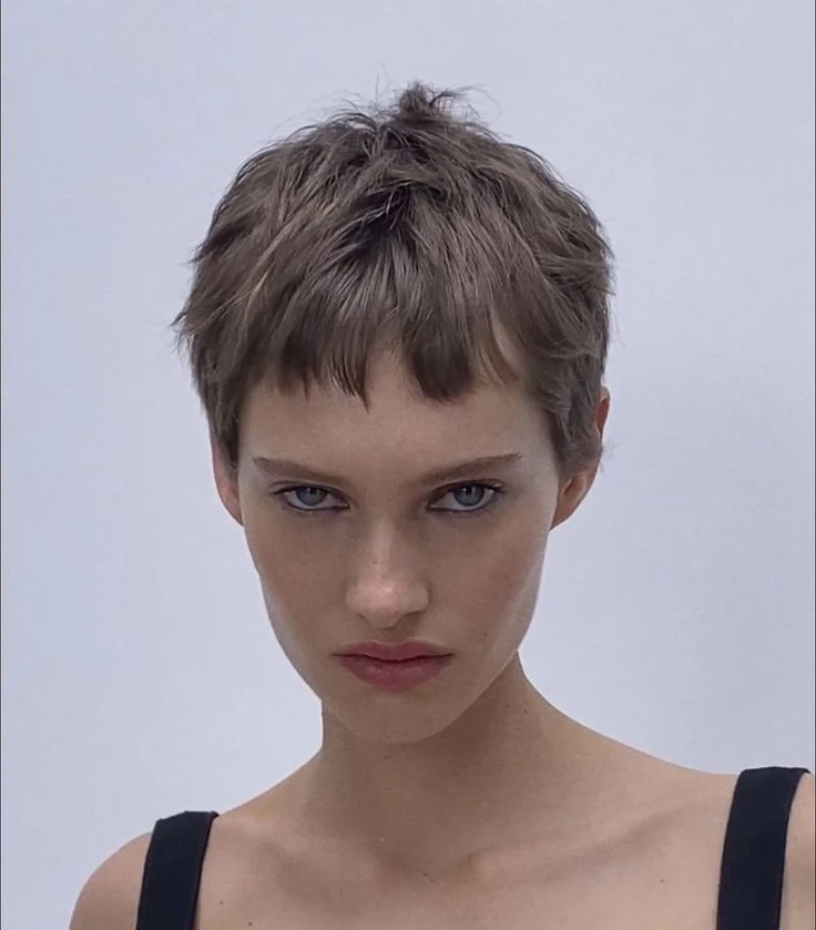 El corte pixie con micro flequillo marca tendencia en el street style