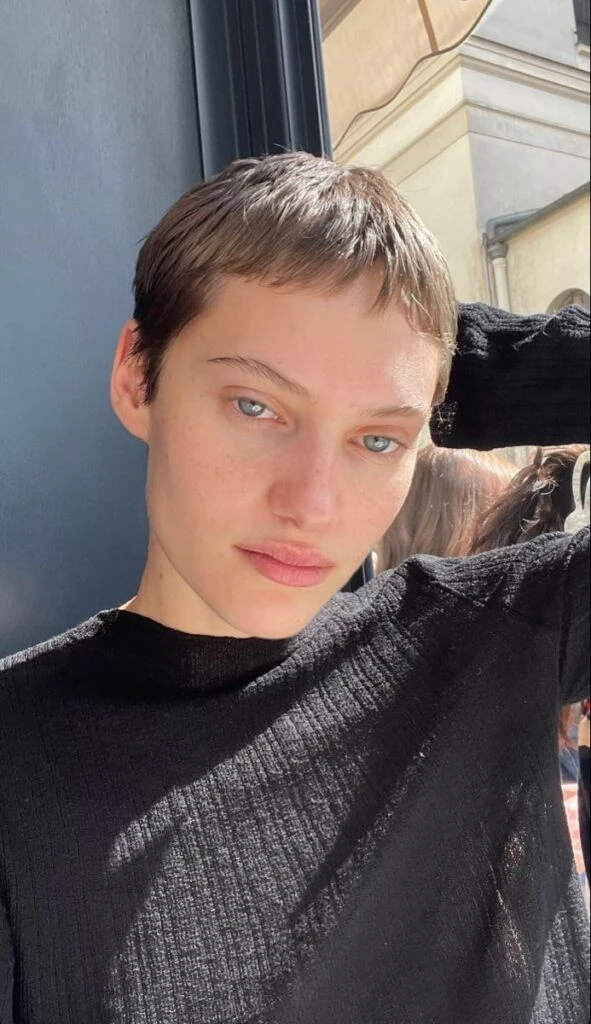 El corte pixie con micro flequillo marca tendencia en el street style