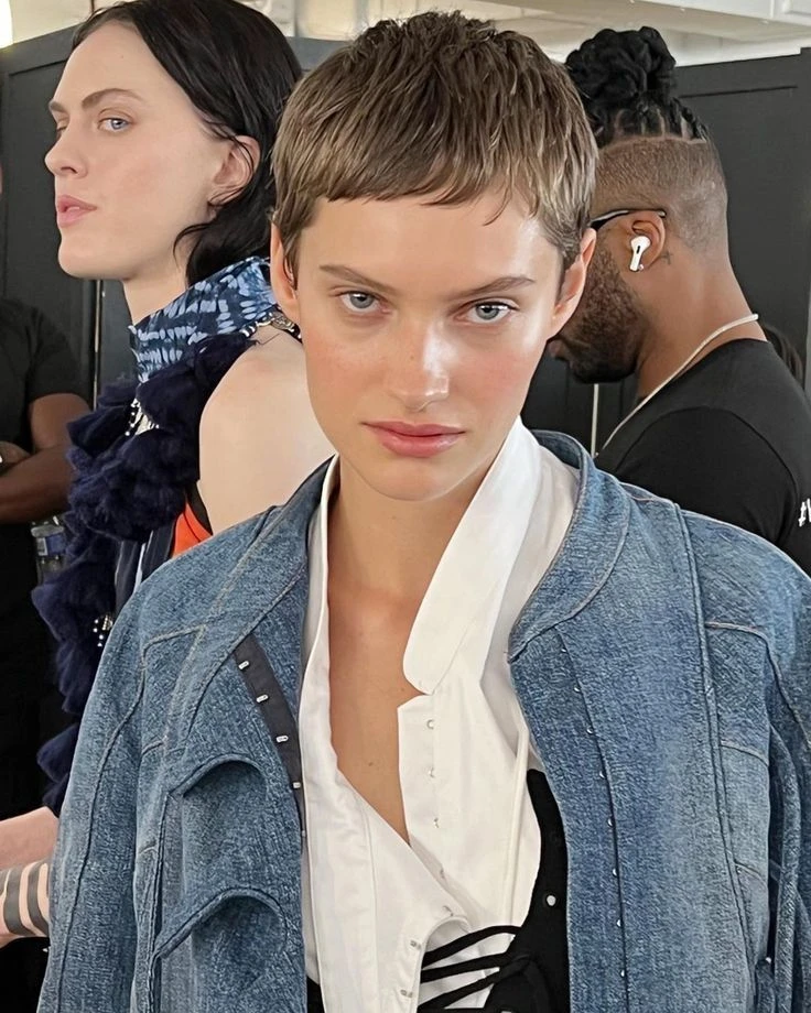 El corte pixie con micro flequillo marca tendencia en el street style