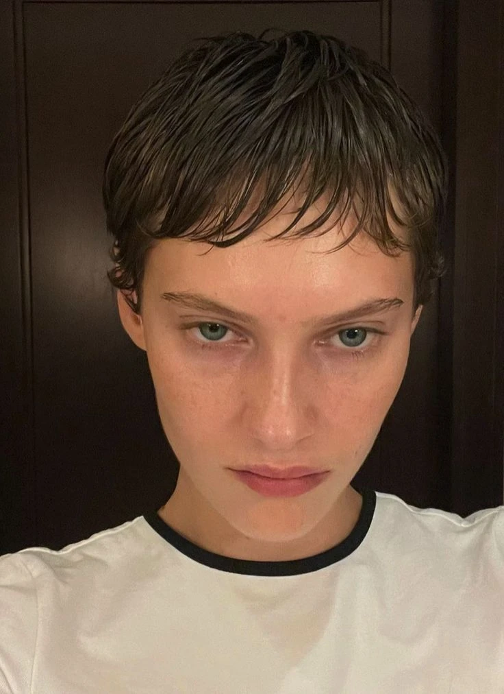 El corte pixie con micro flequillo marca tendencia en el street style