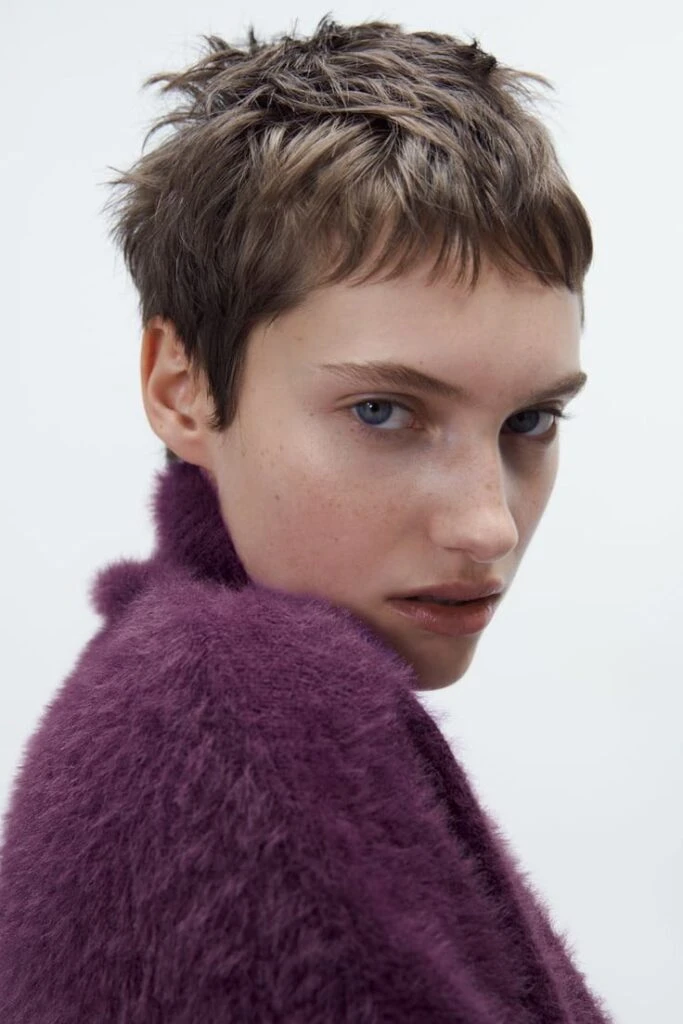 El corte pixie con micro flequillo marca tendencia en el street style