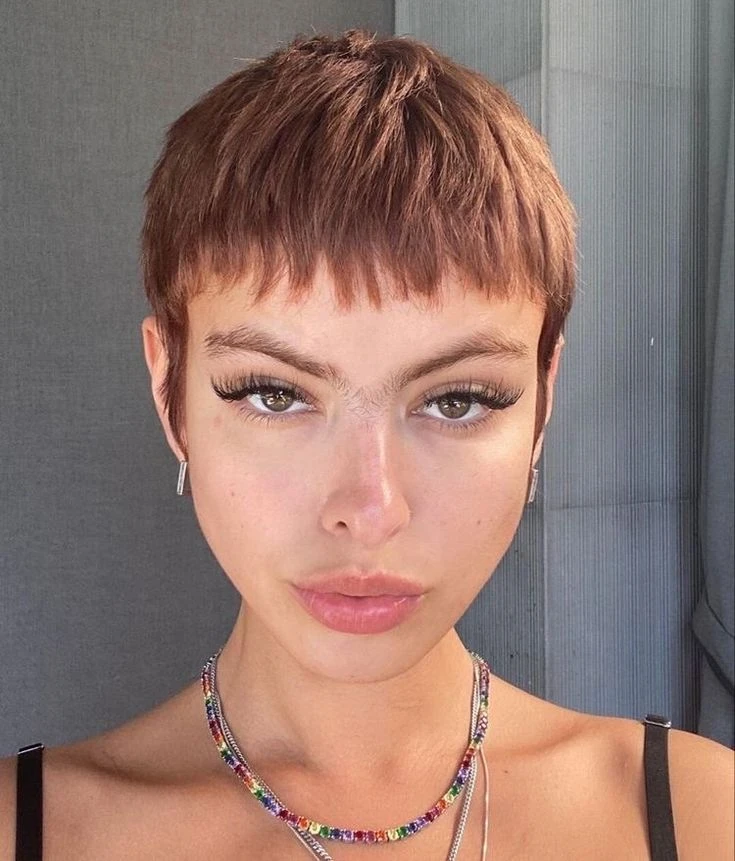 El corte pixie con micro flequillo marca tendencia en el street style