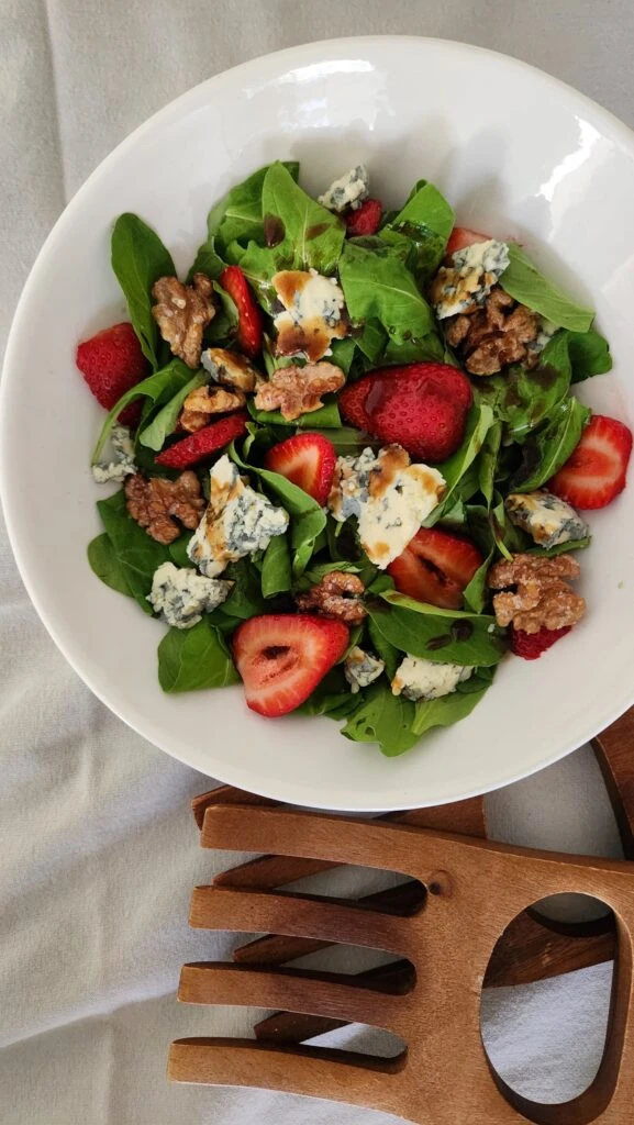 Ensalada de rúcula y frutillas