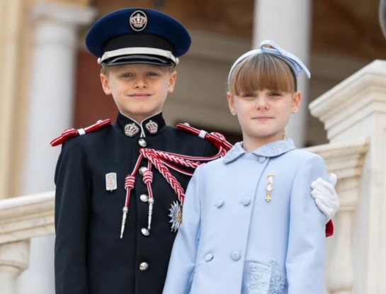 La elegancia de Gabriella: una princesa en celeste pastel