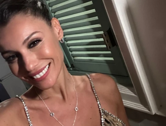 Pampita en Tailandia: llevó un look ideal para fiestas de fin de año