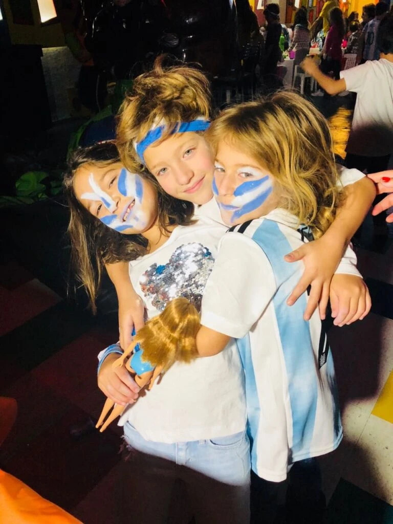 "La primera vez que acaricié a mis bebés fue con un dedo adentro de la incubadora": Pany Chama y la historia de sus trillizos prematuros