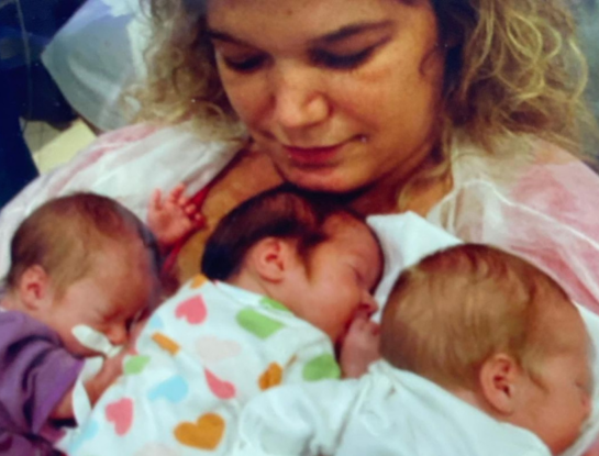 "La primera vez que acaricié a mis bebés fue con un dedo adentro de la incubadora": Pany Chama y la historia de sus trillizos prematuros