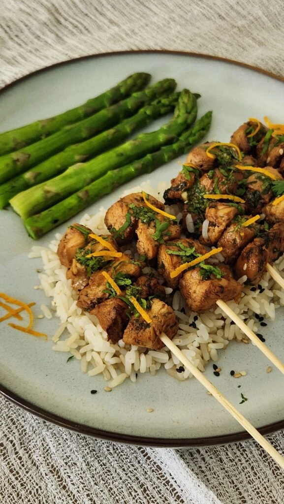 Pinchos de pollo con salsa de cilantro y naranja
