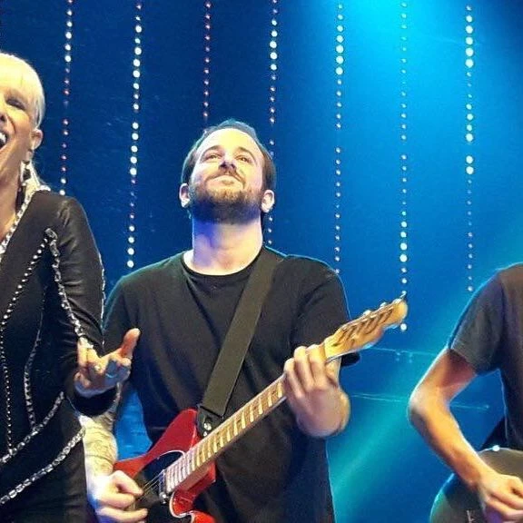 valeria lynch en el escenario con sus hijos federico y santiago