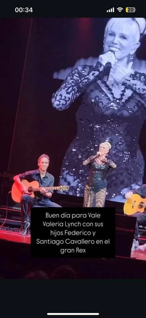 valeria lynch en el escenario con sus hijos federico y santiago