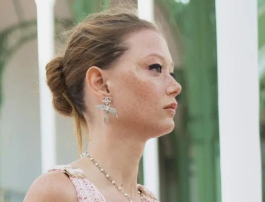 Vuelven los baby hairs: Chanel los impone como tendencia 2025