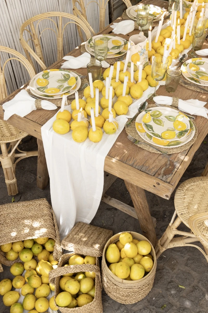 Una fabulosa "instalación natural" de limones completa la escena. 