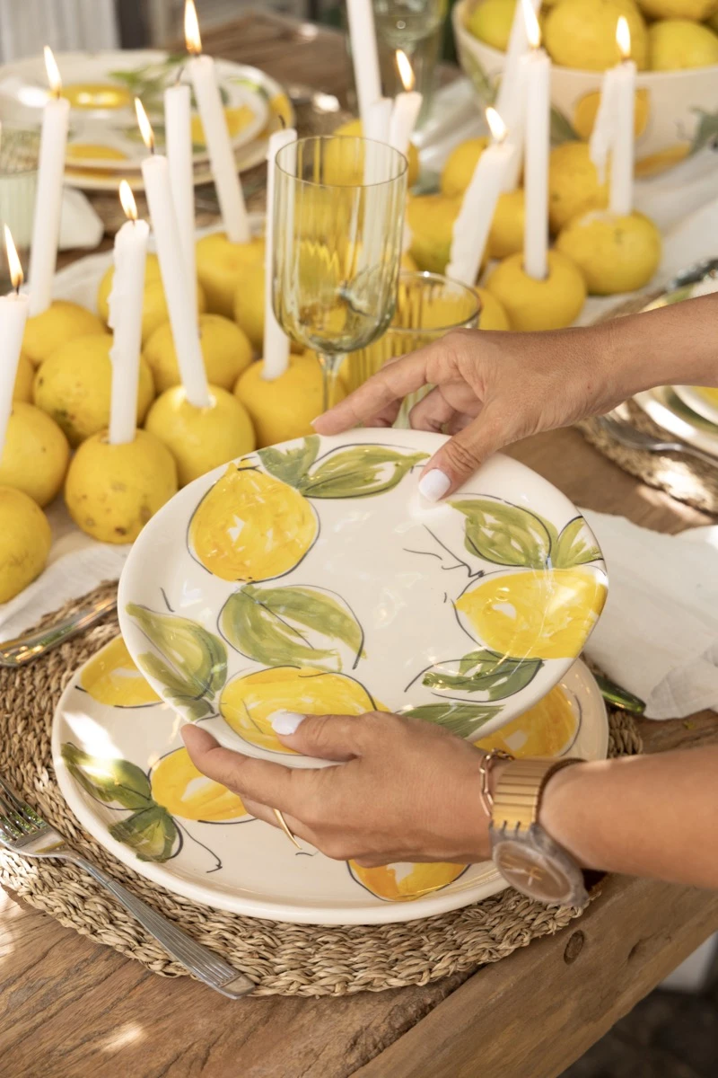 
La línea de vajilla limones 2025 de Nicolás Pottery es la base de esta mesa de celebración.