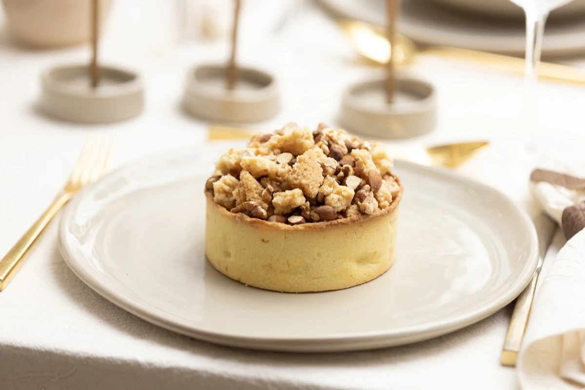 La pastelería sobre la mesa es de Pottery Coffee & Deli. 