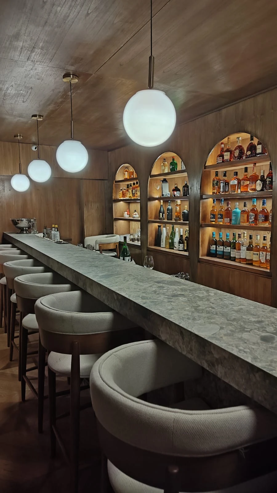 Rashomon atesora un cocktail bar enfundado en madera oscura, como los bares de whisky y sake de Tokio.