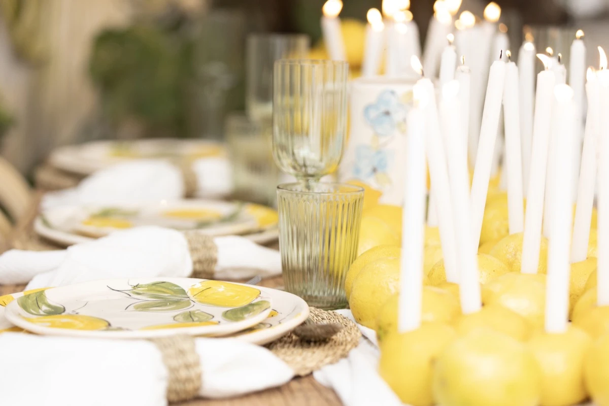 En la mesa limón de Nicolás Pottery se brianda por “la alegría de vivir la vida”.