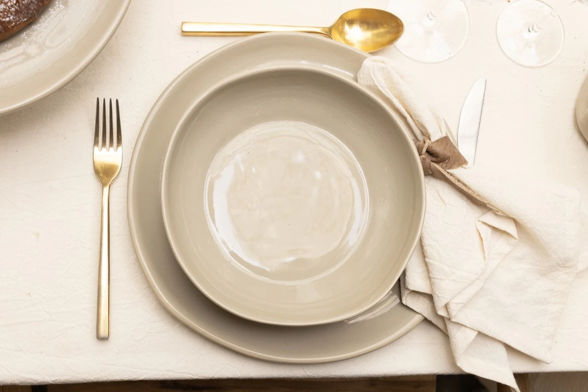 La vajilla visión 2025 de Nicolás Pottery sobre la mesa de fin de año. 